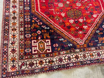Grand tapis en laine noué main à décor sur...