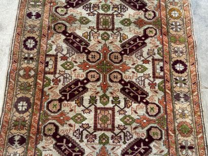 Tapis en laine noué main à décor de motifs...