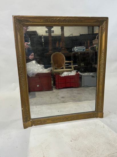 Miroir en bois et stuc doré à décor feuillagé.
94...
