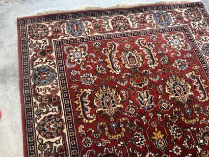 Tapis en laine noué main sur fond ocre à...