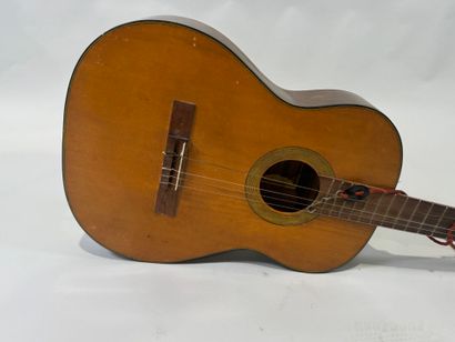 COUESNON (Luthier à Mirecourt).
Guitare classique.
L....