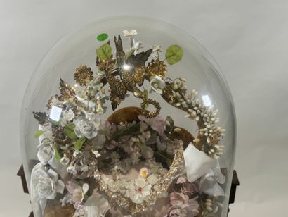 Grand globe de mariée en bois noirci et verre,...
