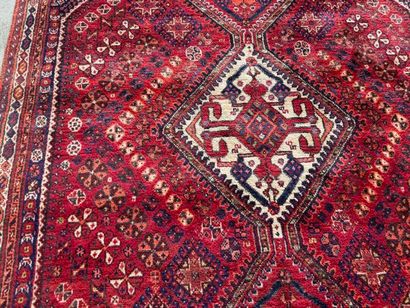 Grand tapis en laine noué main sur fond rouge...