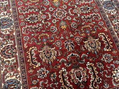 Tapis en laine noué main sur fond ocre à...