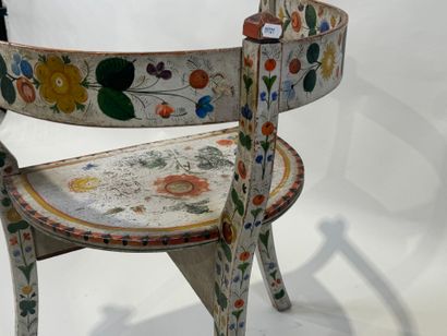 Petit fauteuil en bois peint à décor de fleurs,...