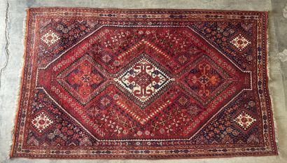 Grand tapis en laine noué main sur fond rouge...