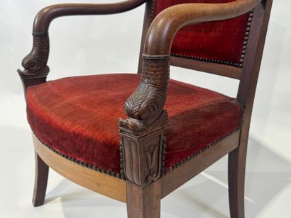 Fauteuil en bois mouluré et sculpté, les...