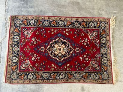 Tapis en laine noué main à décor sur fond...