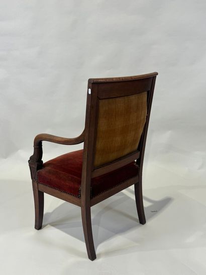 Fauteuil en bois mouluré et sculpté, les...