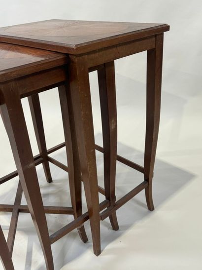 Table-gigogne en bois et placage.
60 x 50...