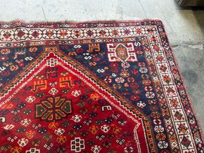 Grand tapis en laine noué main à décor sur...