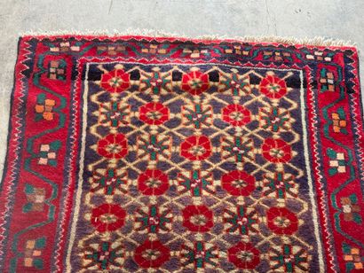 IRAN, XXe.
Tapis galerie en laine noué main...