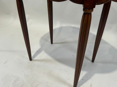 Petit guéridon ovale en bois mouluré, la...