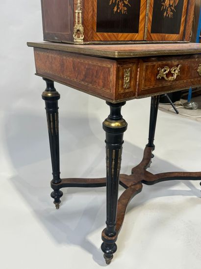 Meuble secrétaire en bois et placage ouvrant...