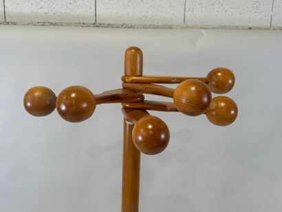 Porte-manteau en pin teinté à six patères.
H....
