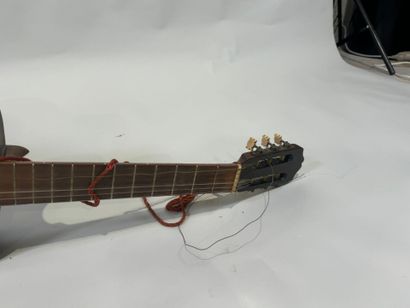 COUESNON (Luthier à Mirecourt).
Guitare classique.
L....