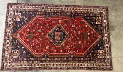 Grand tapis en laine noué main à décor sur...