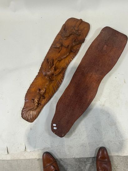 Paire de panneaux en bois sculpté et patiné...
