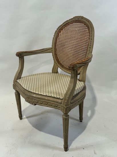 Fauteuil médaillon, le dossier canné en bois...