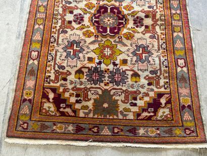 Tapis en laine noué main à décor de motifs...