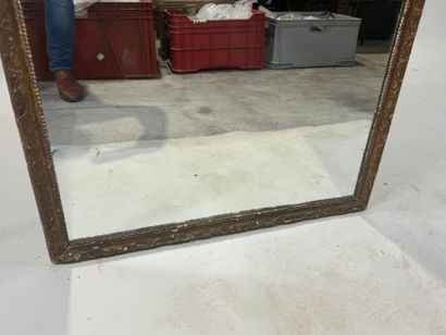 Miroir à fronton en bois et stuc doré à décor...