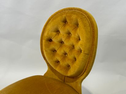 Petite chauffeuse en velours jaune capitonnée.
77...