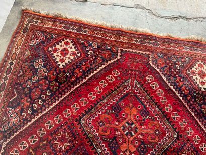 Grand tapis en laine noué main sur fond rouge...