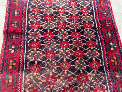 IRAN, XXe.
Tapis galerie en laine noué main...