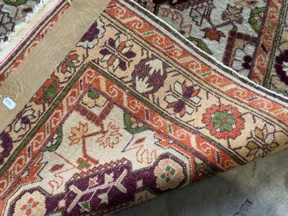 Tapis en laine noué main à décor de motifs...