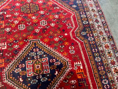 Grand tapis en laine noué main à décor sur...
