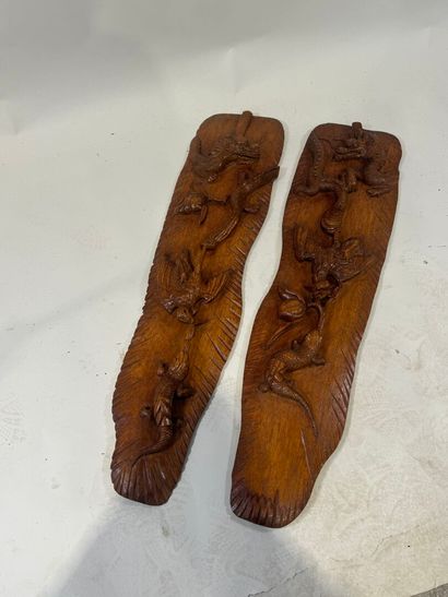 Paire de panneaux en bois sculpté et patiné...