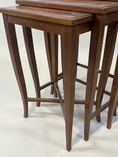 Table-gigogne en bois et placage.
60 x 50...