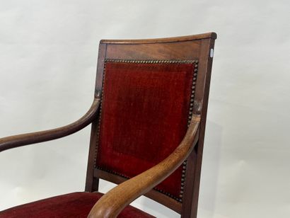 Fauteuil en bois mouluré et sculpté, les...