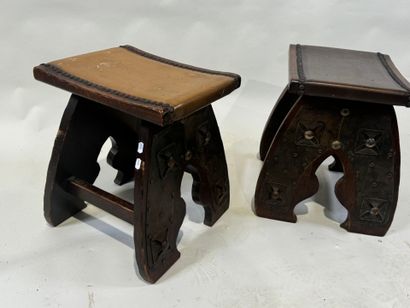 Deux tabourets en bois teinté, ornementations...
