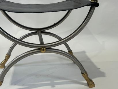 Fauteuil curule en métal brossé et doré,...