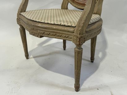 Fauteuil médaillon, le dossier canné en bois...