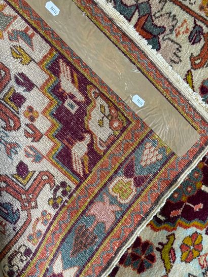 Tapis en laine noué main à décor de motifs...