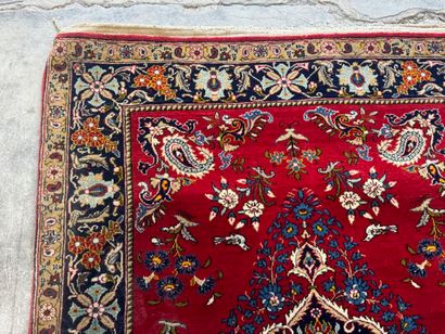Tapis en laine noué main à décor sur fond...
