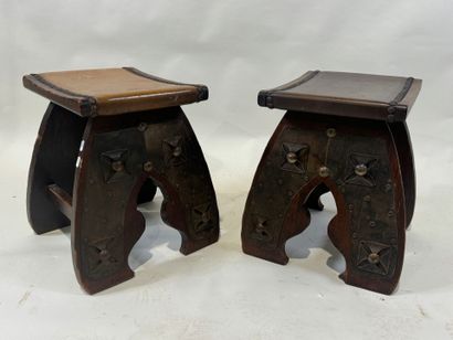 Deux tabourets en bois teinté, ornementations...