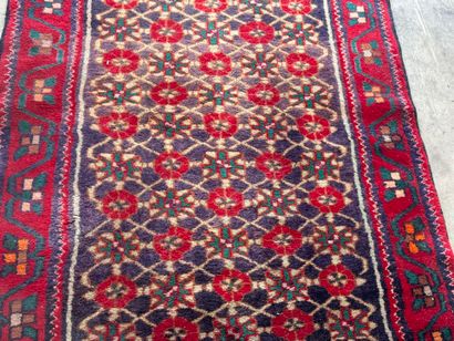 IRAN, XXe.
Tapis galerie en laine noué main...