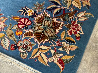 Tapis en laine noué main à décor sur fond...