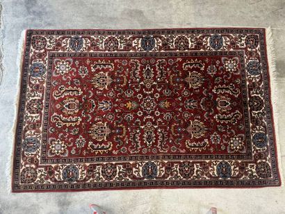 Tapis en laine noué main sur fond ocre à...