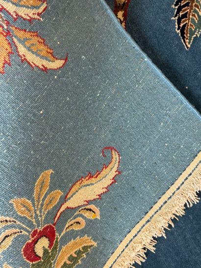 Tapis en laine noué main à décor sur fond...