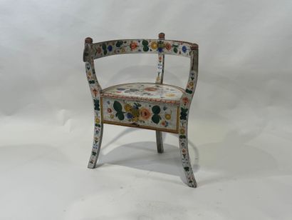Petit fauteuil en bois peint à décor de fleurs,...