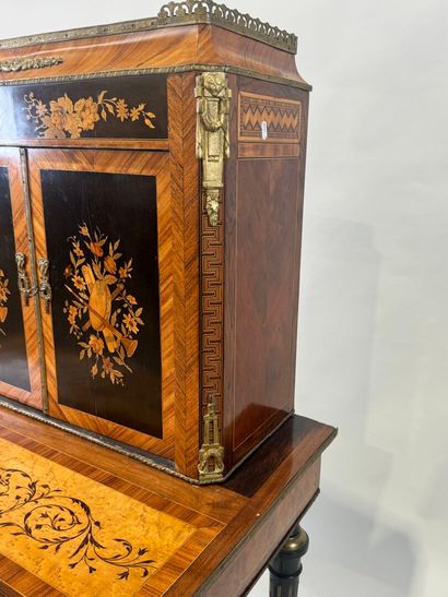 Meuble secrétaire en bois et placage ouvrant...