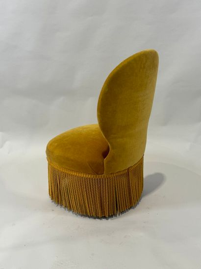 Petite chauffeuse en velours jaune capitonnée.
77...