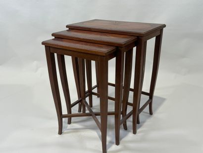 Table-gigogne en bois et placage.
60 x 50...