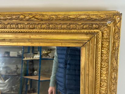 Miroir en bois et stuc doré à décor feuillagé.
40...