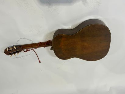 COUESNON (Luthier à Mirecourt).
Guitare classique.
L....
