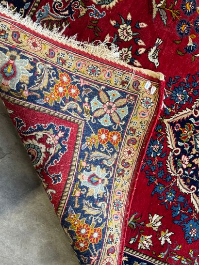 Tapis en laine noué main à décor sur fond...